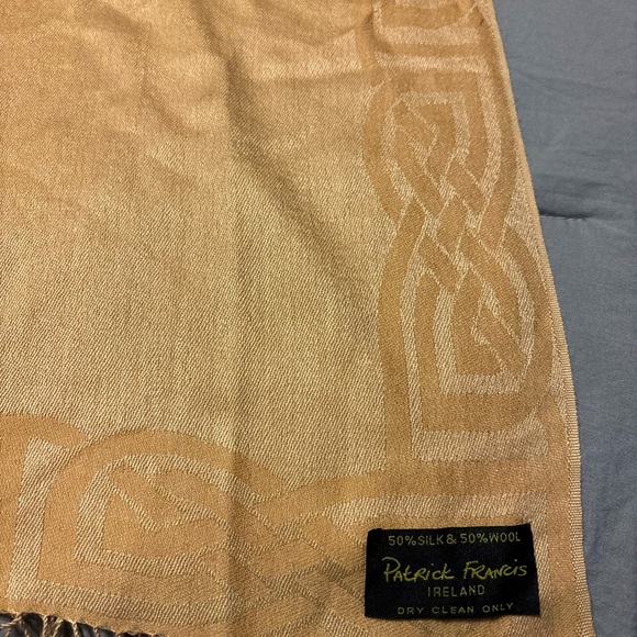 Patrick Frances Elegant yellow wool/silk blend Scarf with Fringe 24”x69” - Picture 5 of 5